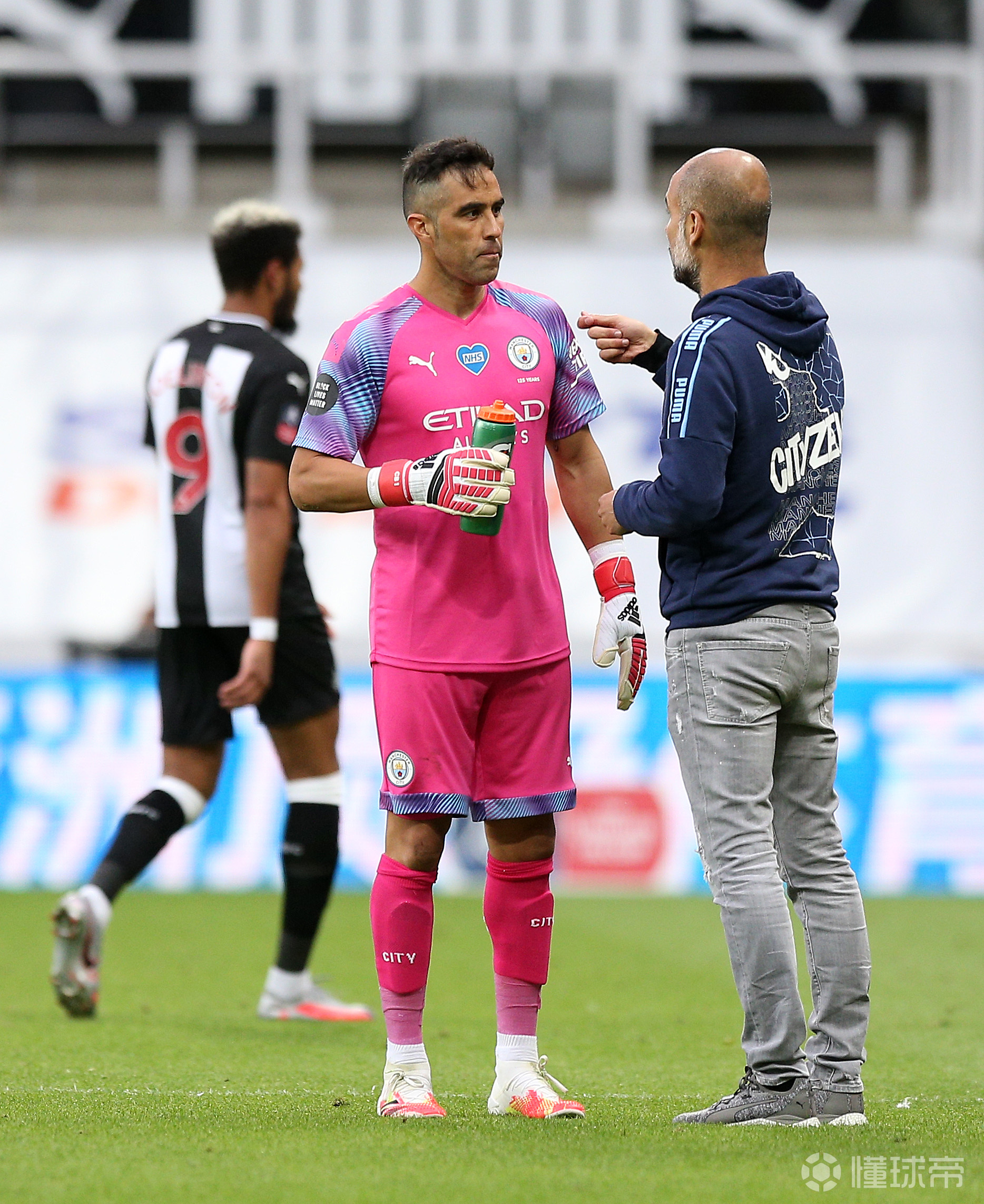 重磅！洛杉矶快船加时末段状态回暖西亚卡姆连续二十场比赛得分超过晋级，窗口期费耶诺德备战足总杯的简单介绍